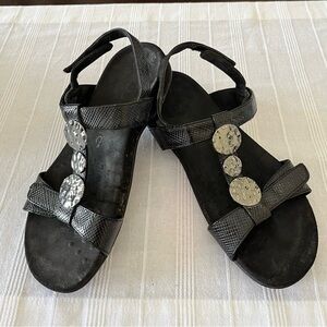 Vionic Black Sandals-super comfortable, with arch support